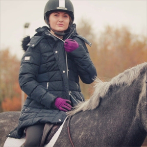 Abrigo de invierno impermeable a prueba de viento largo acolchado con capucha desmontable y decoración bordada con ribete de piel sintética - Product Image 6