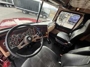 Camion plateau à double essieu de 20 pieds, 4900, 2020, avec 500 CV, boîte de vitesses automatique Allison RDS à 6 vitesses, fiable pour les transportations lourdes - Product Image 2