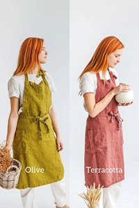 Tablier à bavette souple en lin vert mousse unisexe de style européen fait à la main cuisine traditionnelle longue pour la maison pour femmes et hommes - Product Image 1