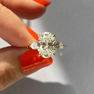 2.56 Carat Ovale Moissanite Gemstone Ring avec 925 Sterling Silver Poire Cut Side Stones Cathedral Set Three Stone Engagement Gift - Product Image 6
