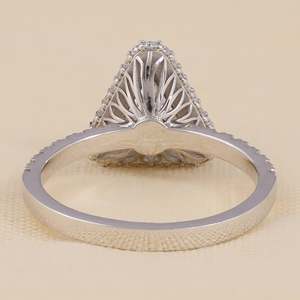 แหวนหมั้นเพชรทรงทริลเลียนคัท ผลิตในห้องปฏิบัติการ ประดับเพชรแบบพาเว่ วงแหวนเงินสเตอร์ลิง ตัวเลือกสีทอง ความใสระดับ VS1 แหวนเพชรดีไซน์หรู - Product Image 2