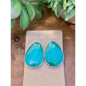 Boucles d'oreilles pendantes en malachite et argent sterling faites à la main par les Navajo, motif goutte d'eau, design à tige - Product Image 1