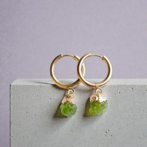 Boucles d'oreilles créoles personnalisables en vermeil or 18 carats faites à la main avec péridot, bijoux en pierres précieuses naturelles brutes pour mariages, boucles d'oreilles en cristal - Product Image 2