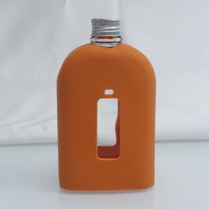 Cadeau personnalisé de flacon de hanche en verre unique pour les hommes avec la couverture protectrice forte de silicone - Product Image 2