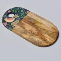 Houten snijplank met vogel- en bloemenprint, snij- en serveerplank voor gebruik in de keuken en presentatie op tafel, uit India.