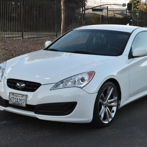 Hyundai Genesis Coupé 2.0T R-Spec d'occasion propre, modèle 2012 - Product Image 1