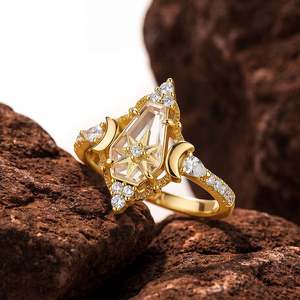 Bague Statement Vintage Jeulia en Acier Inoxydable Plaqué Or avec Cristal Taillé en Cercueil, Motif Étoile du Nord et Lune - Product Image 4