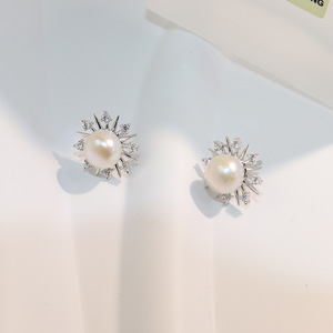 ต่างหูเงินแท้ S925 ประดับมุกน้ำจืด เกรด AAAA ชุบโรเดียม รูปทรงคลาสสิก สีม่วง/ขาว/ชมพู สำหรับงานหมั้นและงานแต่งงาน - Product Image 4