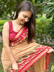 Saree en coton doux avec imprimé floral et imprimé Pallu Livré avec chemisier imprimé et bordure assortie - Product Image 4