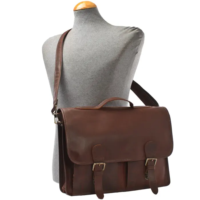 Bolsa para laptop em couro marrom encerado rico, dupla sofisticação e utilidade, complementada por uma alça de ombro removível.