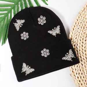 Gorro de invierno con pedrería brillante, tejido elástico suave y diseño cálido y cómodo, perfecto para conjuntos elegantes en climas fríos. - Product Image 5