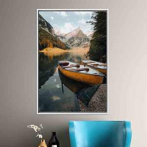 Impression sur toile Bateau sur lac de montagne : Décoration murale bohème avec photographie naturelle, toile encadrée blanche - Product Image 1