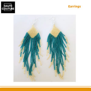 Pendientes Largos con Cuentas Doradas y Verdes de 11 cm, Bordados a Mano, para Bodas y Fiestas, Hechos en India - Product Image 2