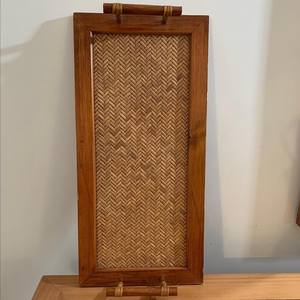 Plateau de service en rotin tissé et bois des années 1970 avec poignées en bambou et dos en feutre Vintage - Product Image 3