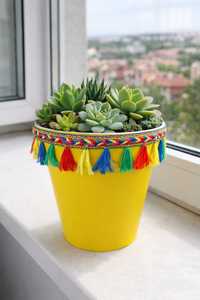 Maceta Decorativa de Plástico con Borlas Amarillas NF Lauren, Estilo Boho, Decorada a Mano, para Plantas de Escritorio - Product Image 2