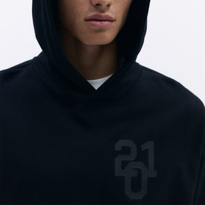 Sweat-shirt noir en molleton 100 % coton, offrant une sensation douce et chaude, coupe décontractée et motif discret. - Product Image 4