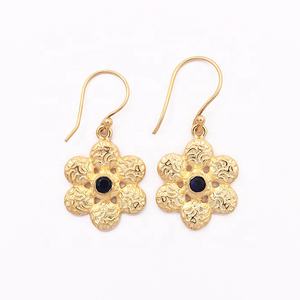 Pendientes de diseño chapados en oro hechos a mano con piedras preciosas de iolita, forma de flor pequeña, estilo colgante texturizado, pendientes colgantes de Material de latón - Product Image 1