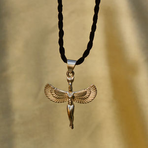 Pendentif Isis déesse ailée, collier égyptien en laiton pour femme, design mythologique en argent oxydé, vente en gros - Product Image 6