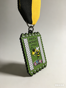 Medalla Fiesta Hornet con un diseño de esmalte de abeja vivo y llamativo. Premio perfecto para celebrar fiestas y momentos memorables con estilo - Product Image 4