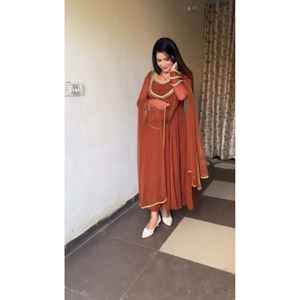 Nouvelle robe de créateur ornée d'un travail manuel complexe utilisant des perles et des perles Manches complètes Flair complet pour les occasions de fête - Product Image 1