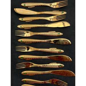 Ensemble de couverts en métal faits à la main pour un style de repas traditionnel et contemporain, mettant en valeur l'expertise et l'équilibre dans l'artisanat métallique - Product Image 1