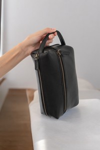 Bolsa de Cosméticos de Viaje de Cuero Negro Lavado a la Piedra de Lujo de Diseñador 2024 - Product Image 3