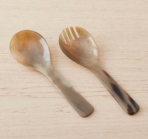 Ensemble de service à salade en bois d'acacia poli naturel avec poignée en résine ensemble de cuillères à salade en bois de 2 pièces outils à salade de couverts écologiques - Product Image 4