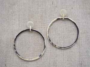 Boucles d'oreilles en corne de buffle fabriquées à la main avec un design naturel et unique, légères et parfaites pour une mode élégante et écologique. - Product Image 5