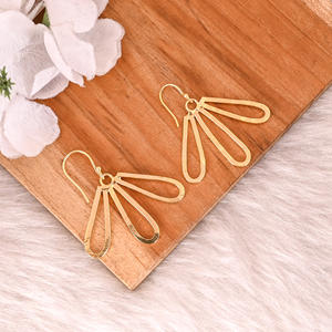 Venta al por mayor lote 25 pares elegante hecho a mano Latón chapado en oro Media Flor alambre aro pendiente moda aniversarios fiestas regalo - Product Image 2