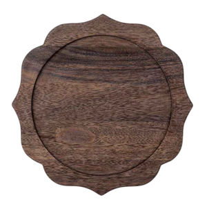 Assiette de présentation en bois d'acacia artisanal, bord festonné foncé, pour mariage et décoration d'événements - Product Image 1