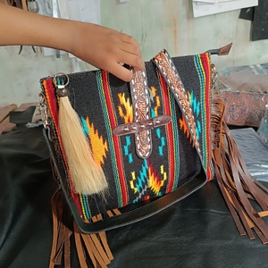 Bolso de manta de sillín occidental hecho a medida estilo vaquera con correa de herramientas manuales bolso de calidad superior bolso con flecos y borlas - Product Image 4