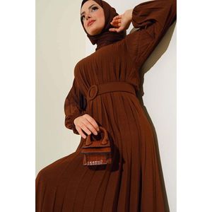 Vestido plisado ayrobin con cinturón marrón - Product Image 1