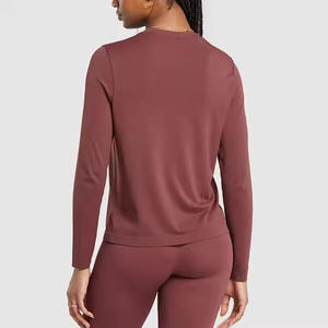 T-shirt surdimensionné pour femmes personnalisé Streetwear décontracté à la mode haut tendance OEM en vrac en gros de haute qualité haut d'été uni - Product Image 4