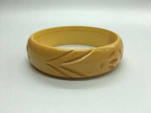 กำไลข้อมือเรซิ่นวินเทจทรงหนาจาก Khadim Handicrafts สำหรับผู้หญิง ดีไซน์เรขาคณิตหลากสีสัน รูปทรงไม่สม่ำเสมอ สามารถปรับแต่งสีได้ - Product Image 4