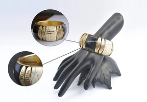 Bracelet artisanal en résine et laiton avec incrustation en laiton Bijoux de déclaration audacieux légers de 25mm pour la mode et les vêtements décontractés - Product Image 2