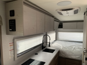 Autocaravanas Grand Design RVs Serenova 160LG 2025 2026 Económicas de 20 pies, con Capacidad para 4 Personas, Toldo Eléctrico de 11 pies, Remolques de Viaje Disponibles - Product Image 2