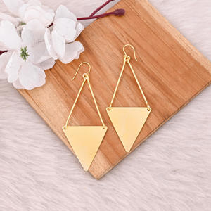 Fabricante de Pendientes Colgantes de Latón Chapado en Oro con Logotipo Personalizado, Joyería Personalizada, Pendientes de Diseñador de Latón de Alta Calidad, Pedido al por Mayor - Product Image 4