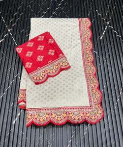 Sari de seda Dola de diseñador con tejido jacquard de lunares en toda la prenda, con diseño de figuras de Jhumka en toda la prenda y blusa incluida. - Product Image 1