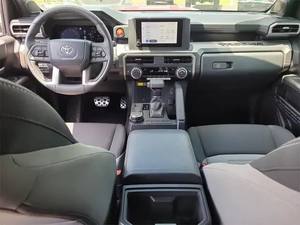 Pick-up Utilitaire de Luxe de Taille Moyenne 2024 d'Occasion, Transmission Automatique, Suspension Haute Performance, 7 Places, Haute Puissance - Product Image 4