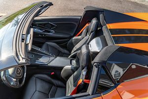 Chevrolet Corvette Convertible 2023, Bajo Kilometraje, Caja de Cambios Automática, Volante a la Izquierda, Neumáticos R20, Estado Oscuro - Product Image 3