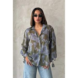 เสื้อเชิ้ตผ้าซาตินสำหรับผู้หญิง ดีไซน์ลายผ้าคลุมไหล่ สวยสง่า เหมาะสำหรับทุกโอกาส - Product Image 5