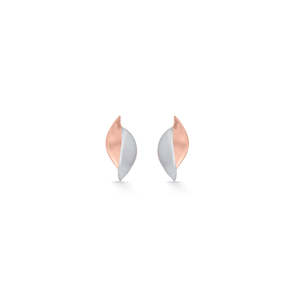 Nivora Vintage Gold-Plated Flower Cuff <b>Earrings</b> with <b>Pearl</b> <b>and</b> <b>Diamond</b> Accents - Product Image 3