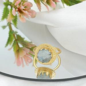 Anillo de piedra lunar de arcoíris de lujo de la mejor calidad, joyería hecha a mano para un aspecto elegante y moderno disponible para la venta desde India - Product Image 1