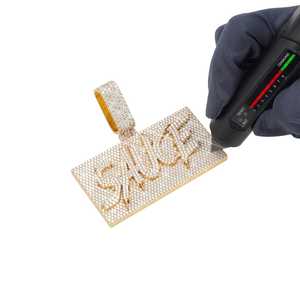 Colgante Personalizado SAUCE con Nombre en Oro de 14K y Moissanita VVS, Placa con Nombre Única y Personalizada, Lujoso Engaste en Oro de 14K, Unisex para Uso Diario - Product Image 6