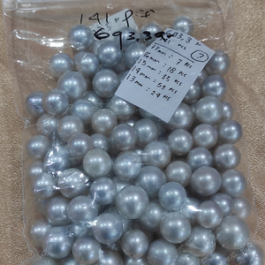 Una perla blanca especial, de 12 mm, adornada con destellos dorados, exuda una elegancia encantadora y una belleza deslumbrante. - Product Image 4