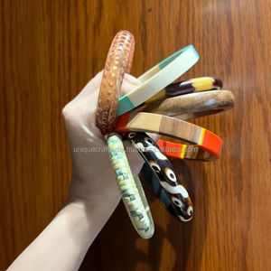 Bracelet jonc en résine à motif marbre de luxe pour femmes, bijoux en acrylique haute brillance avec finition élégante, style de créateur tendance - Product Image 1