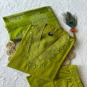 Conjunto de Kurti, Pantalón y Dupatta de Algodón Puro de Diseño VASTRA COTTAGE, con Bordado y Trabajo Artesanal con Espejos Reales, Ropa Étnica - Product Image 1