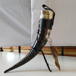 Authentique corne d'hydromel de Viking avec ouvre-bouteille et support décoratif en fer forgé - Product Image 1