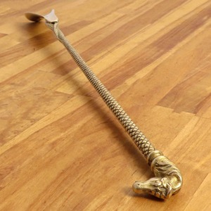 Elevador de Zapatos de Madera y Metal de Diseño con Acabado Dorado Pulido, Perfecto para Regalos de Lujo y Uso Doméstico, Hecho a Mano en India - Product Image 1