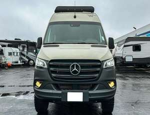 Autocaravana de Lujo Clase B Usada 2023, Techo Alto, 4X4, para Turismo, con Interior Premium y Diseño Compacto - Product Image 1